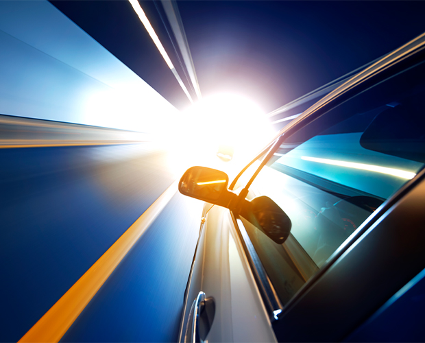 2025 US Electric Vehicle Landscape: Market Growth and Regulatory Pressures